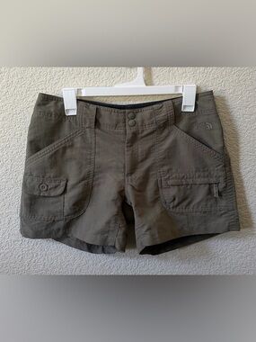 The North Face women’s size 8 Olive Green Utility Cargo Shorts Hiking Nylon